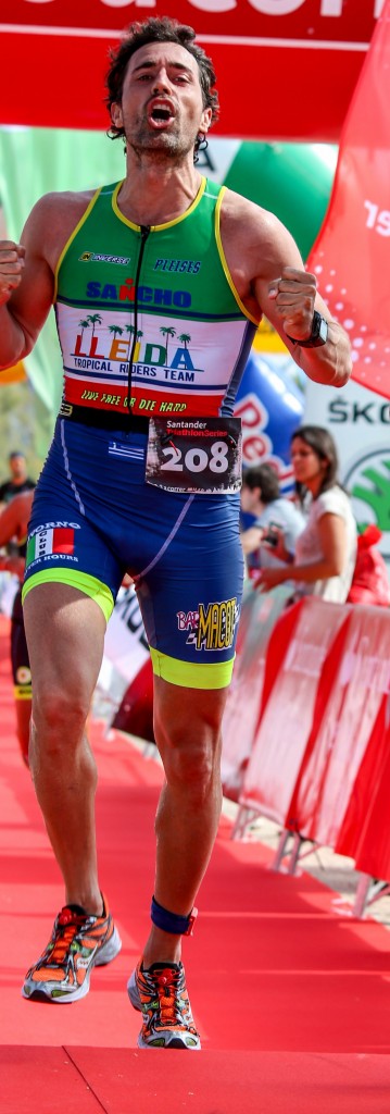 Foto Llegada a meta del triatleta Ricardo Sancho